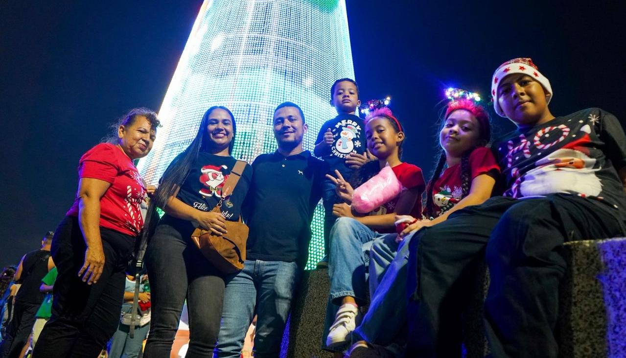 Asistentes disfrutaron del arbolito.