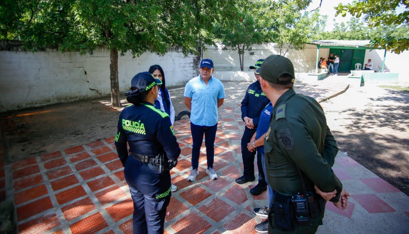 Autoridades de Soledad y de Policía reunidas en una institución educativa.