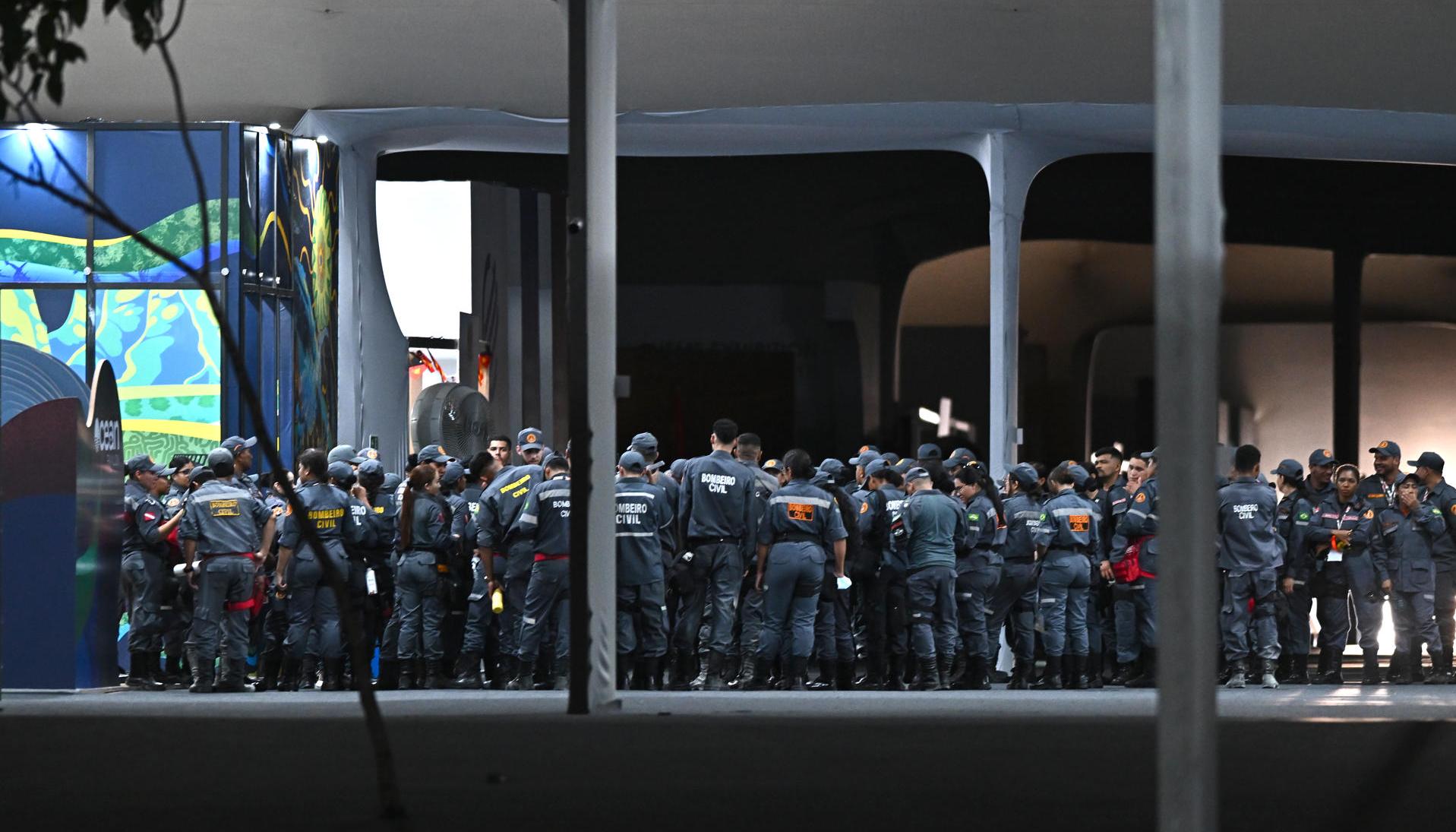 Bomberos a las afueras del centro de convenciones donde se registró el incendio. 
