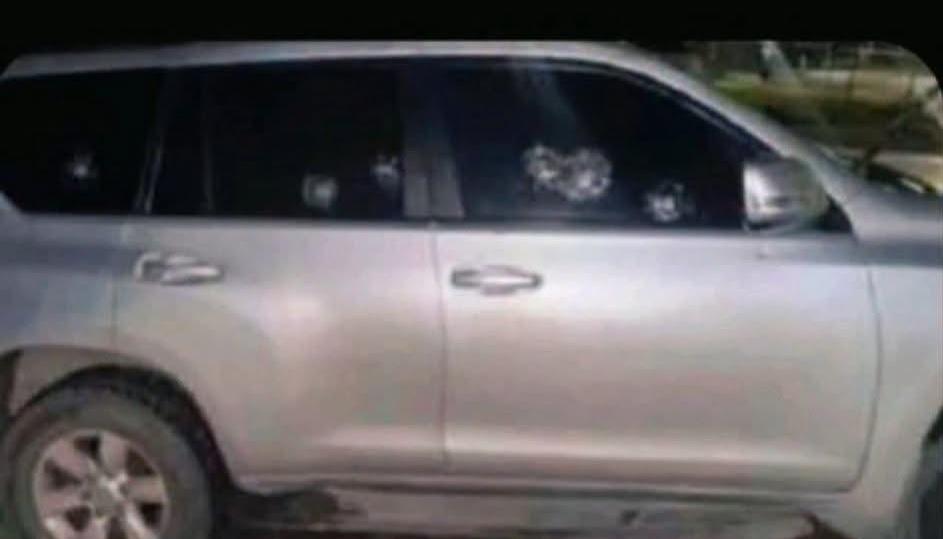 La camioneta en la que se transportaba el niño cuando fue impactado a bala. 