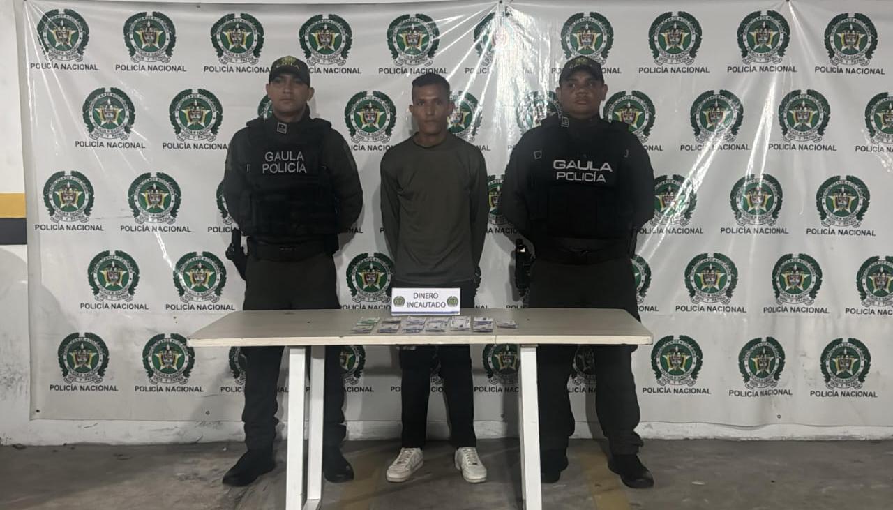 Breiner Jair Arteche Galvis tras ser capturado por el Gaula de la Policía. 