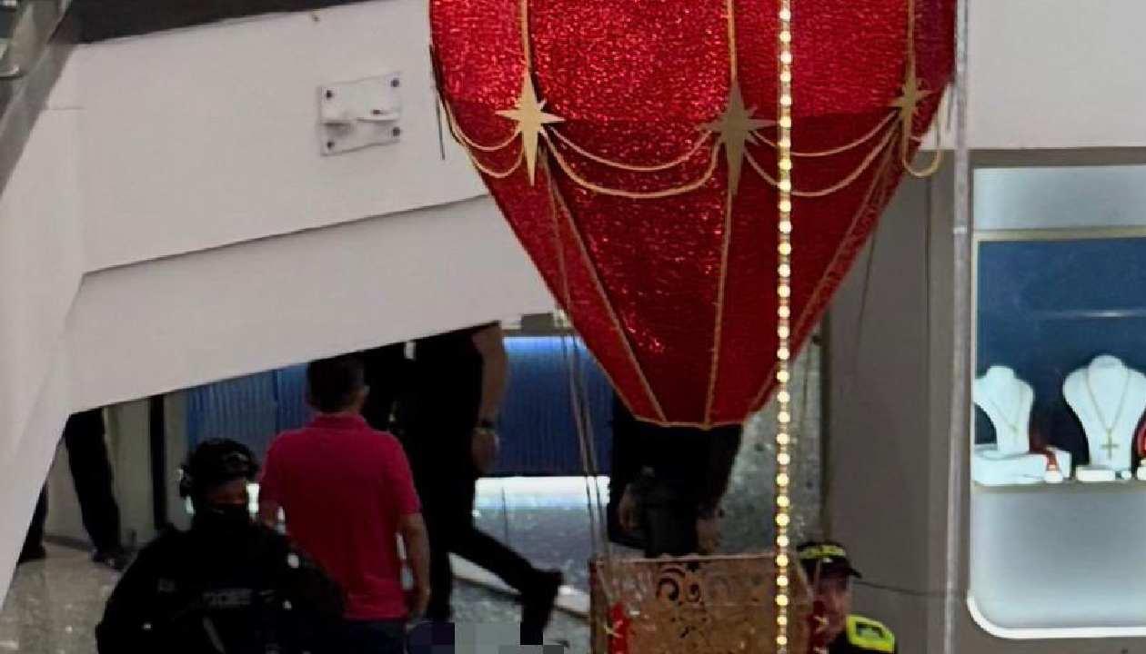 Autoridades en el Centro Comercial en Bucaramanga.