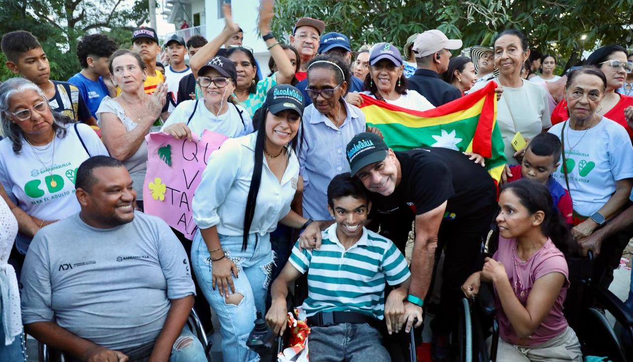 Alcalde Char en la entrega de vías en La Ciudadela. 