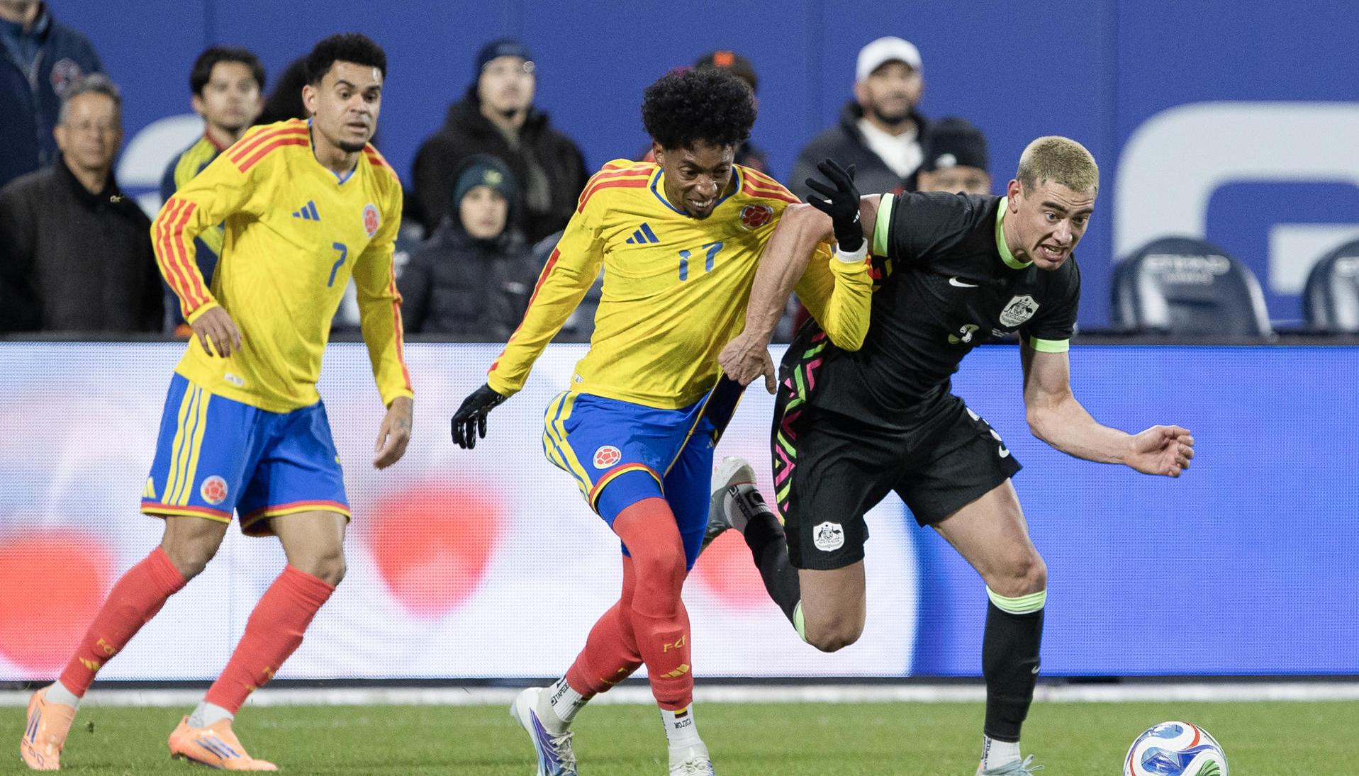 Johan Mojica (c) de Colombia disputa el balón con Lewis Miller (d) de Australia. Al fondo, Luis Díaz. 