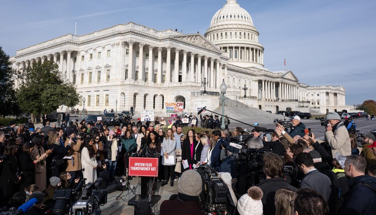 Sobrevivientes de abuso hablan durante una conferencia de prensa en el Capitolio de los Estados Unidos.
