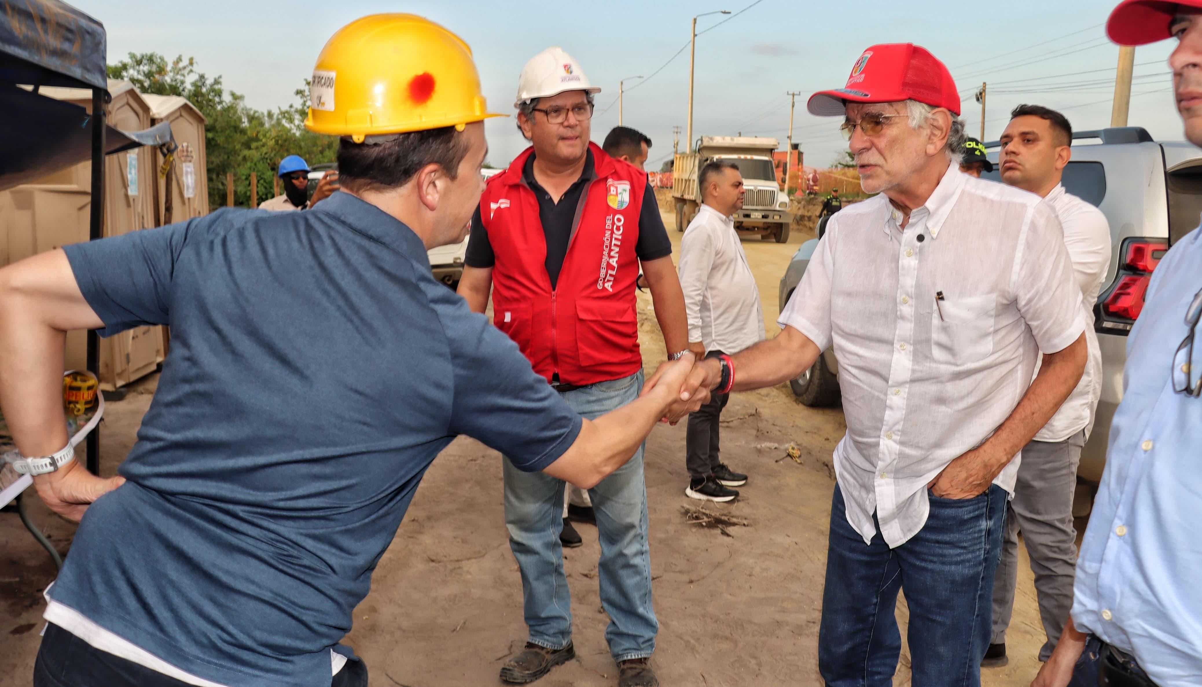 Eduardo Verano visitando las obras.