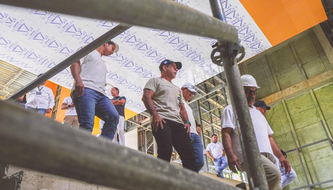 El alcalde Alejandro Char en el MAMB.