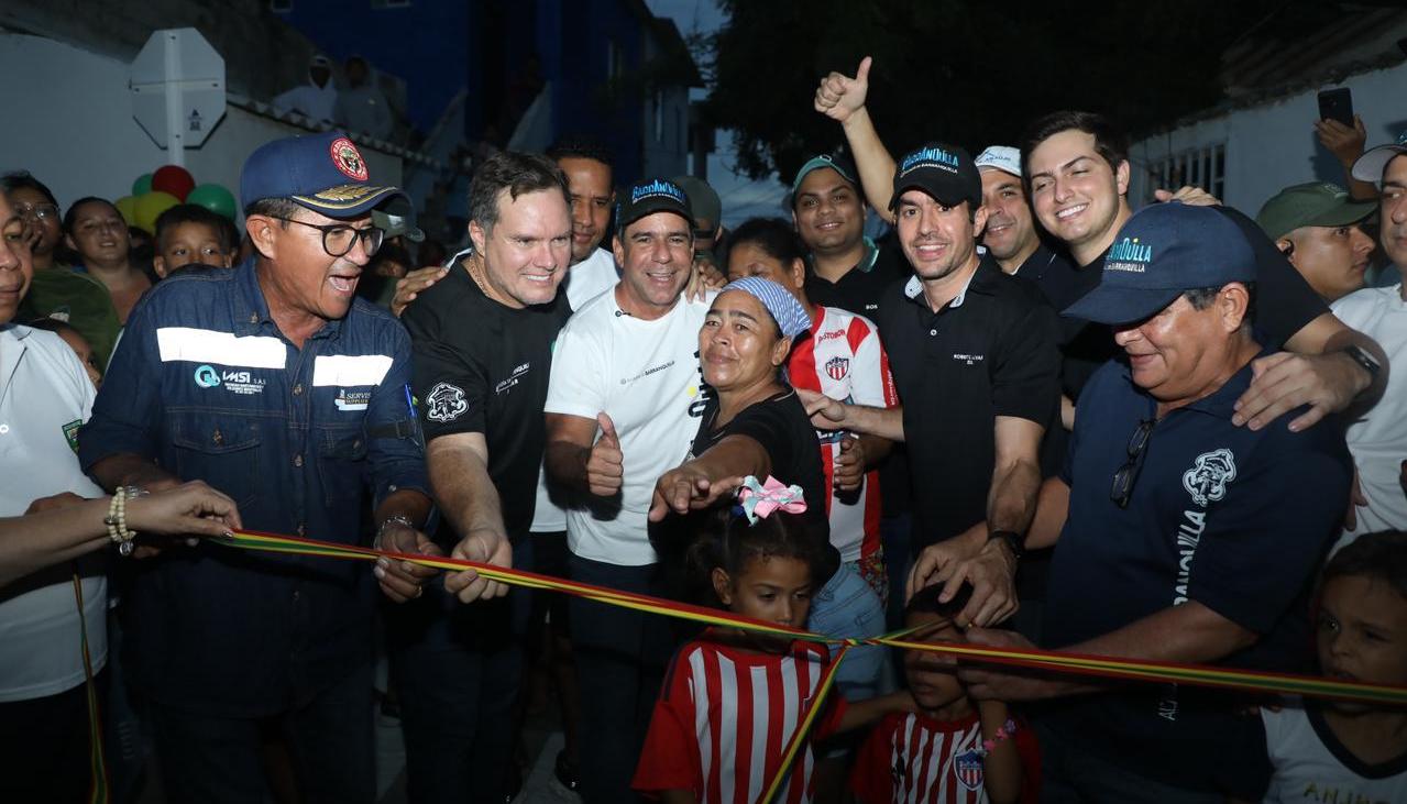 El alcalde Alejandro Char en la entrega de la vía en Las Flores.