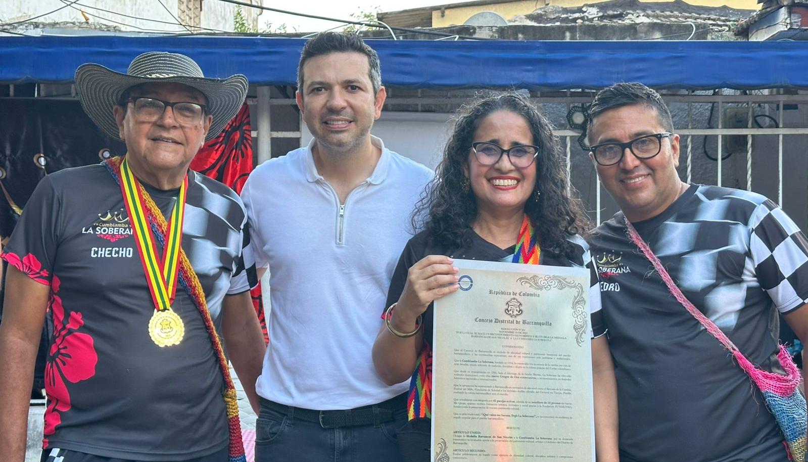 El concejal Juan Camilo Fuentes entregó la distinción a La Soberana.