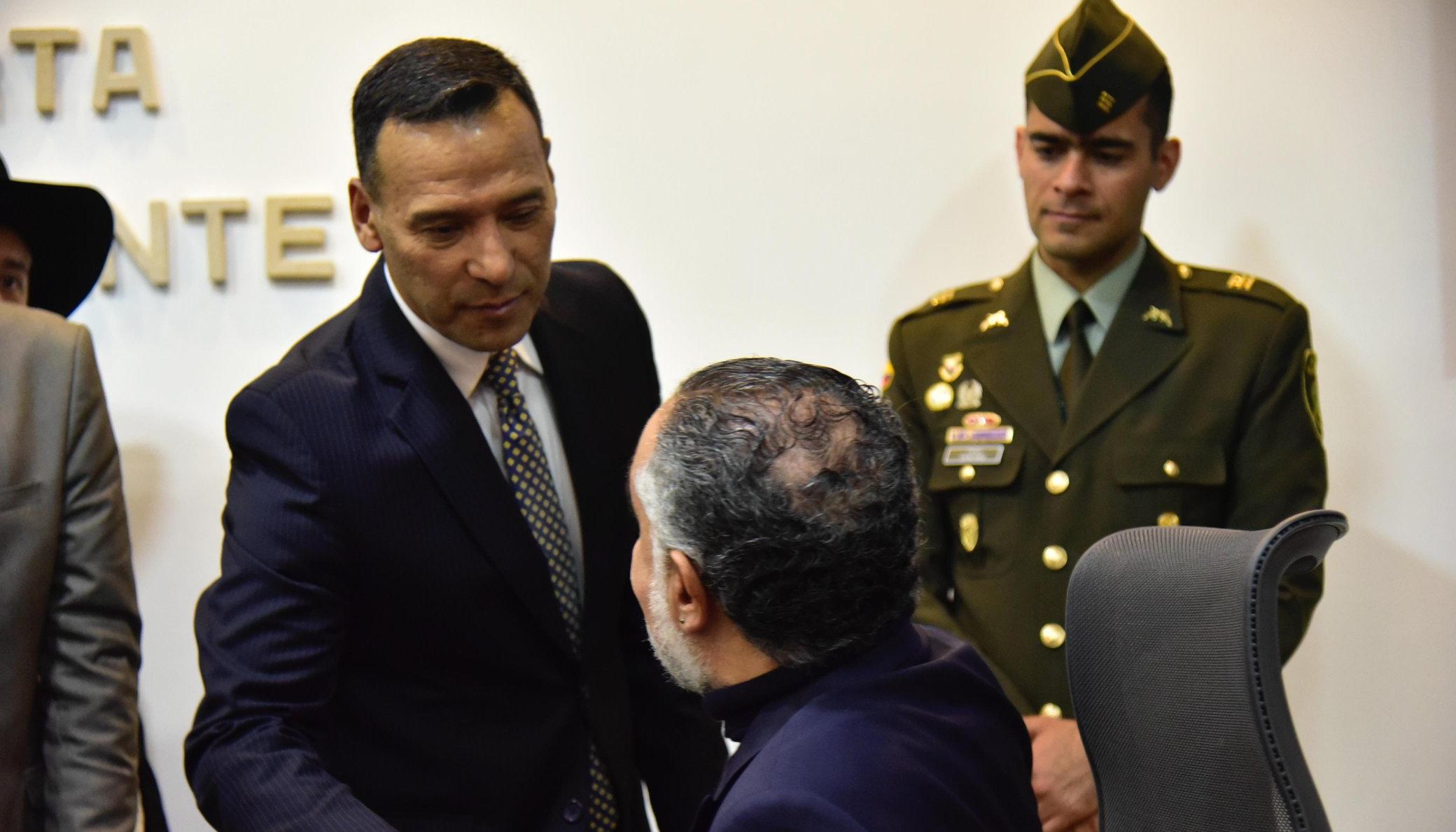 El ministro de Defensa, Pedro Sánchez, con el ministro del Interior, Armando Benedetti.