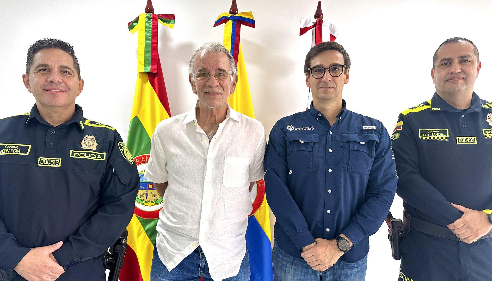 El saliente coronel John Harvey Peña, el gobernador Eduardo Verano, el secretario del Interior José Antonio Luque y el coronel Eddy Sánchez, nuevo comandante de la Policía del Atlántico. 