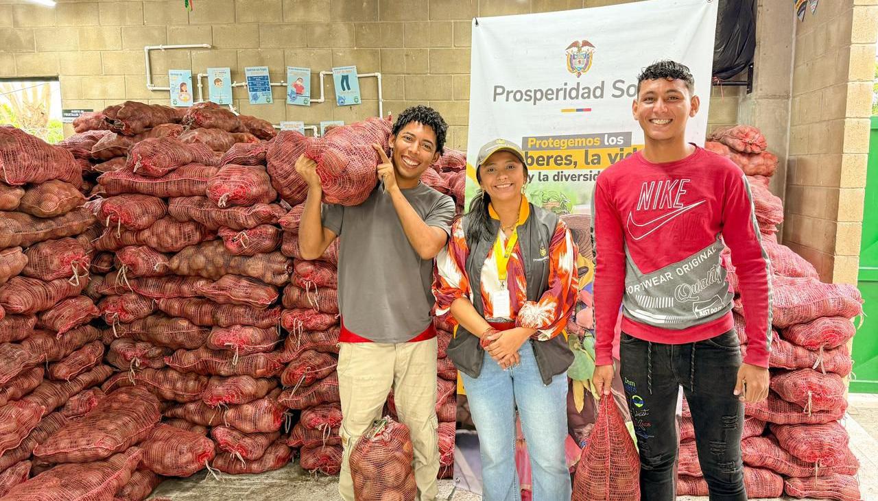 Melissa Obregón, directora de Prosperidad Social en Atlántico, entregando el alimento a las familias. 