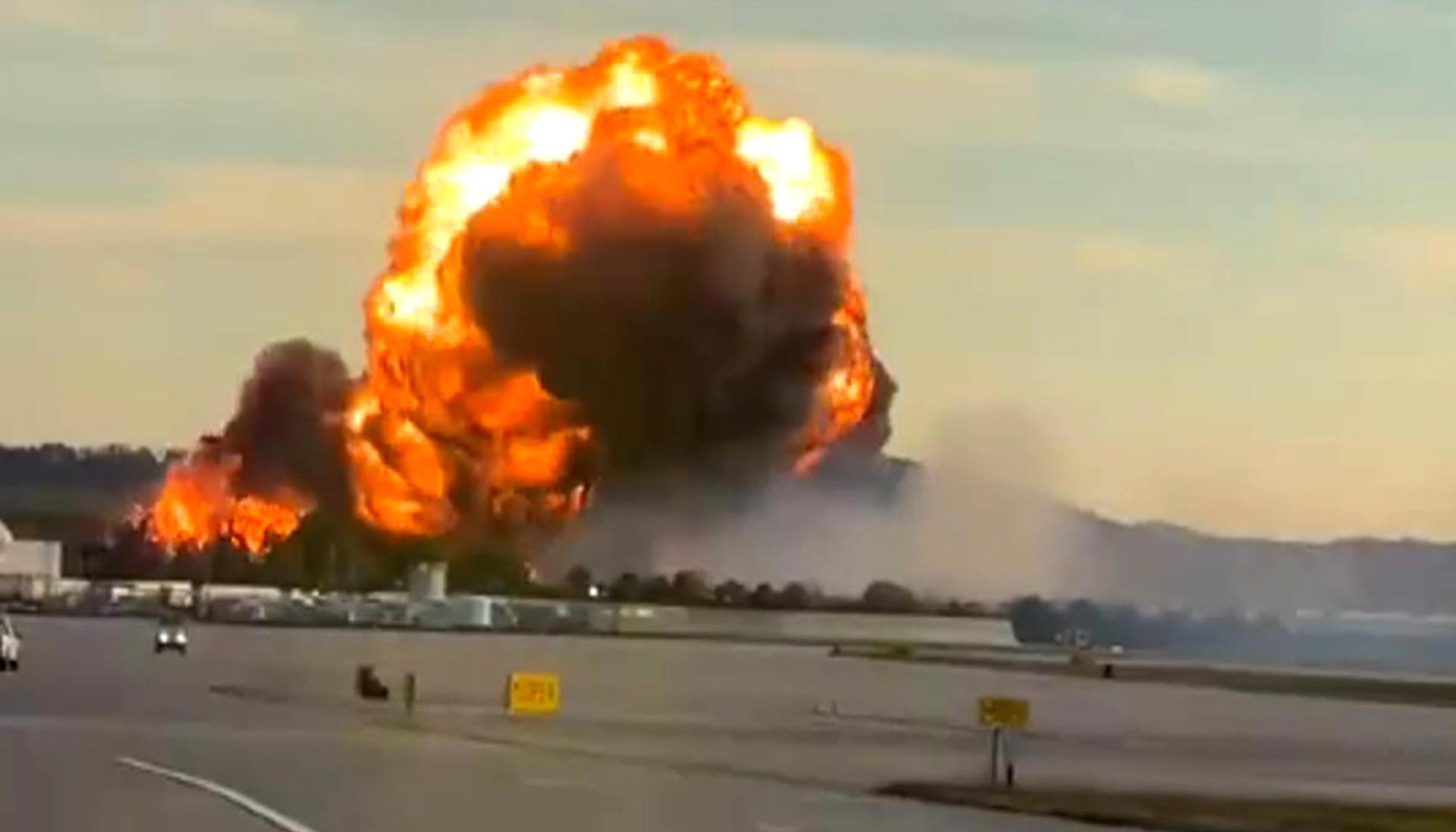 Momento en que el avión explotó en el aeropuerto. 