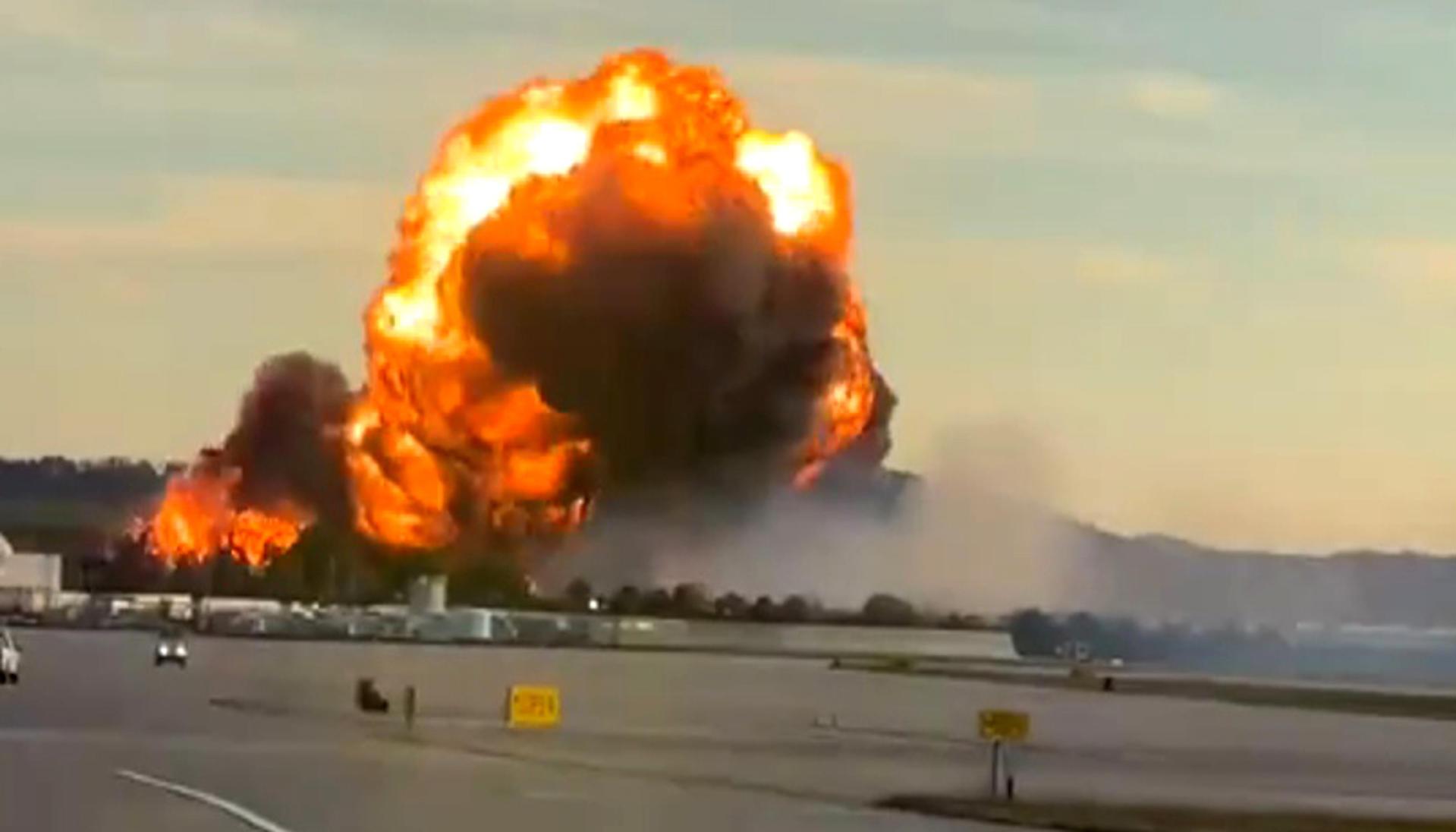 Explosión tras el accidente del avión de carga de UPS.