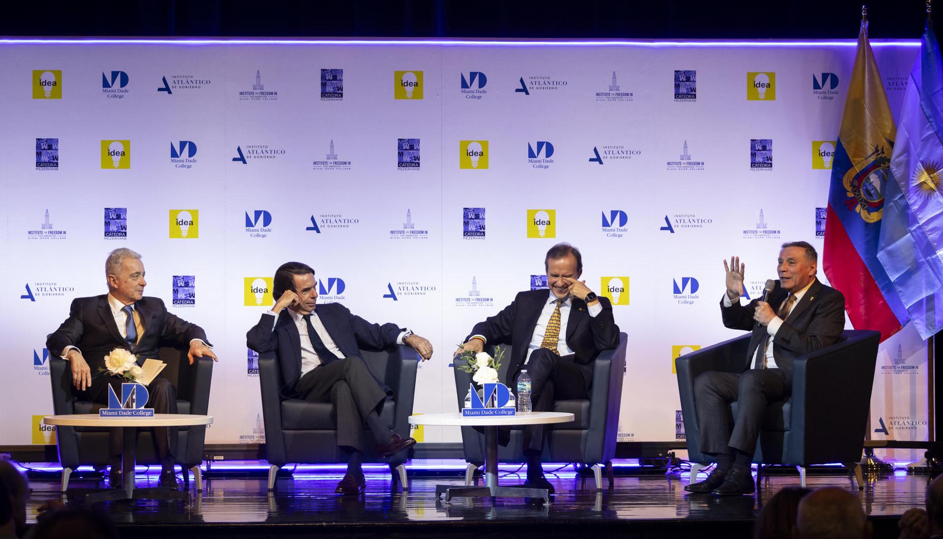 Varios de los expresidentes, entre ellos el de Colombia Álvaro Uribe Vélez. 