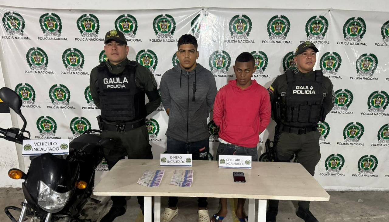 Los dos presuntos extorsionistas tras ser capturados por la Policía. 