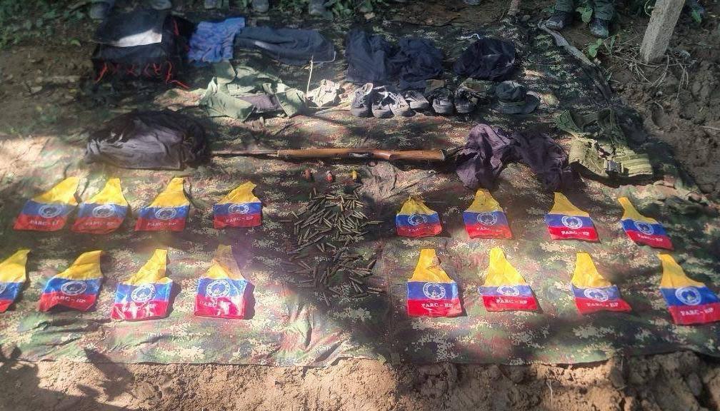 Las armas y brazaletes incautados.