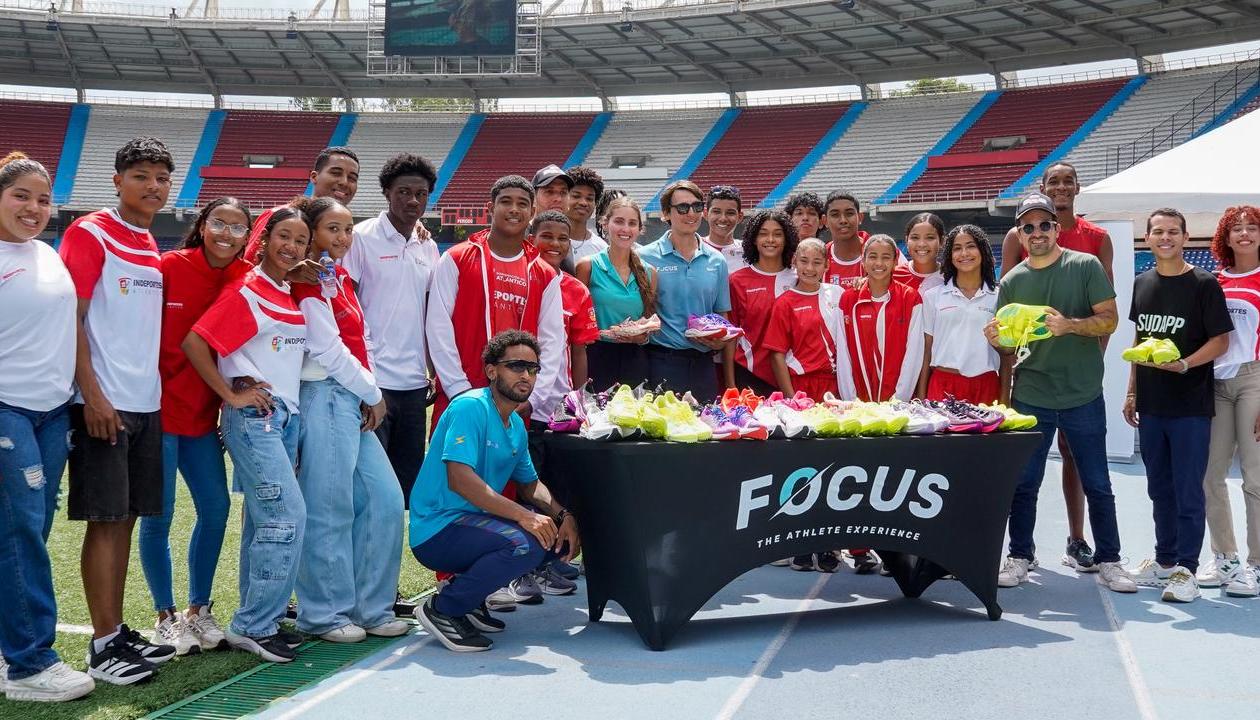 Durante la presentación del Metro Sport Fest se entregaron 31 pares de zapatillas a atletas del Atlántico. 
