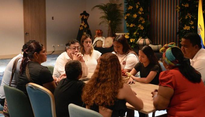 El Presidente Gustavo Petro con la familia del pescador. 