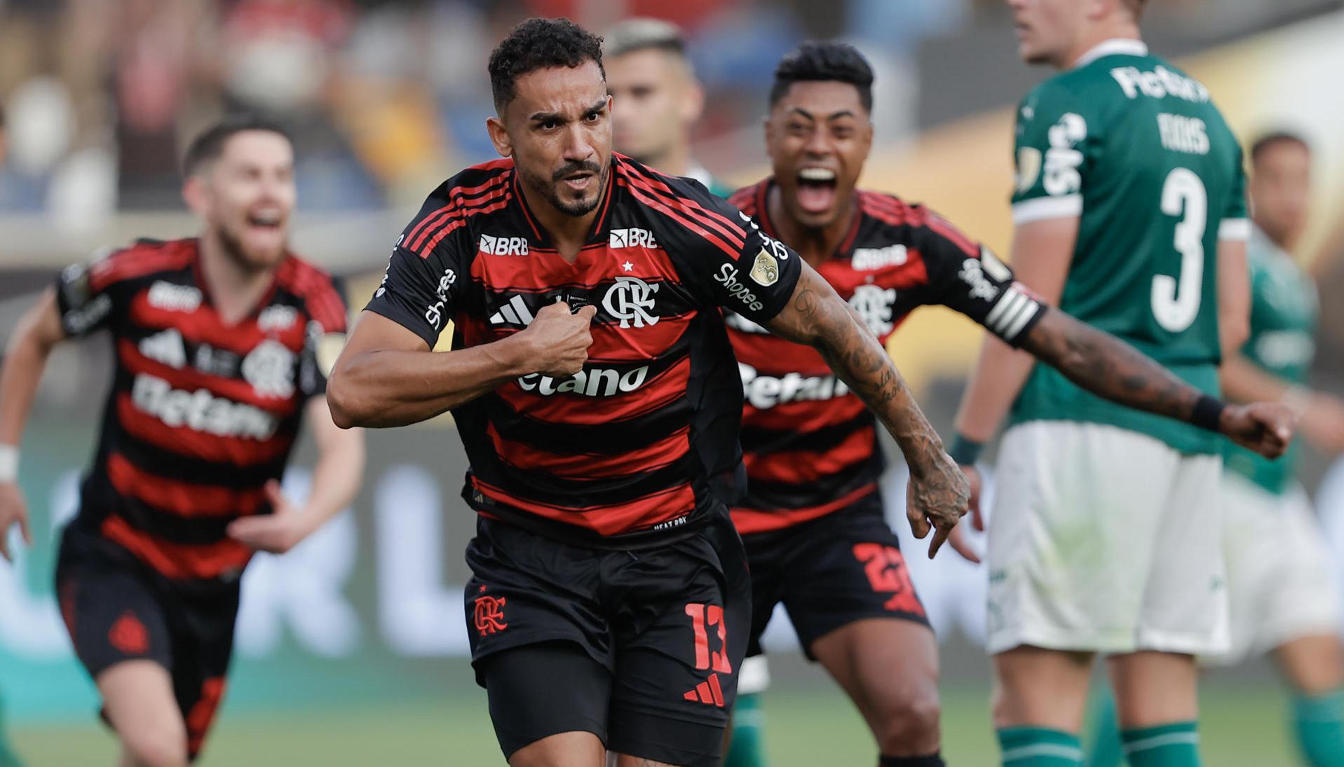Danilo da Silva de Flamengo celebra su gol en la final de la Copa Libertadores.