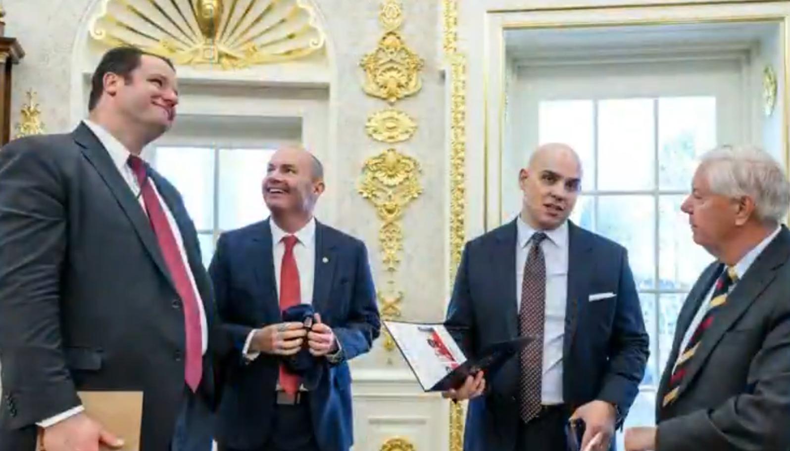 La foto donde aparece el funcionario que tenía la imagen de Petro y Maduro.