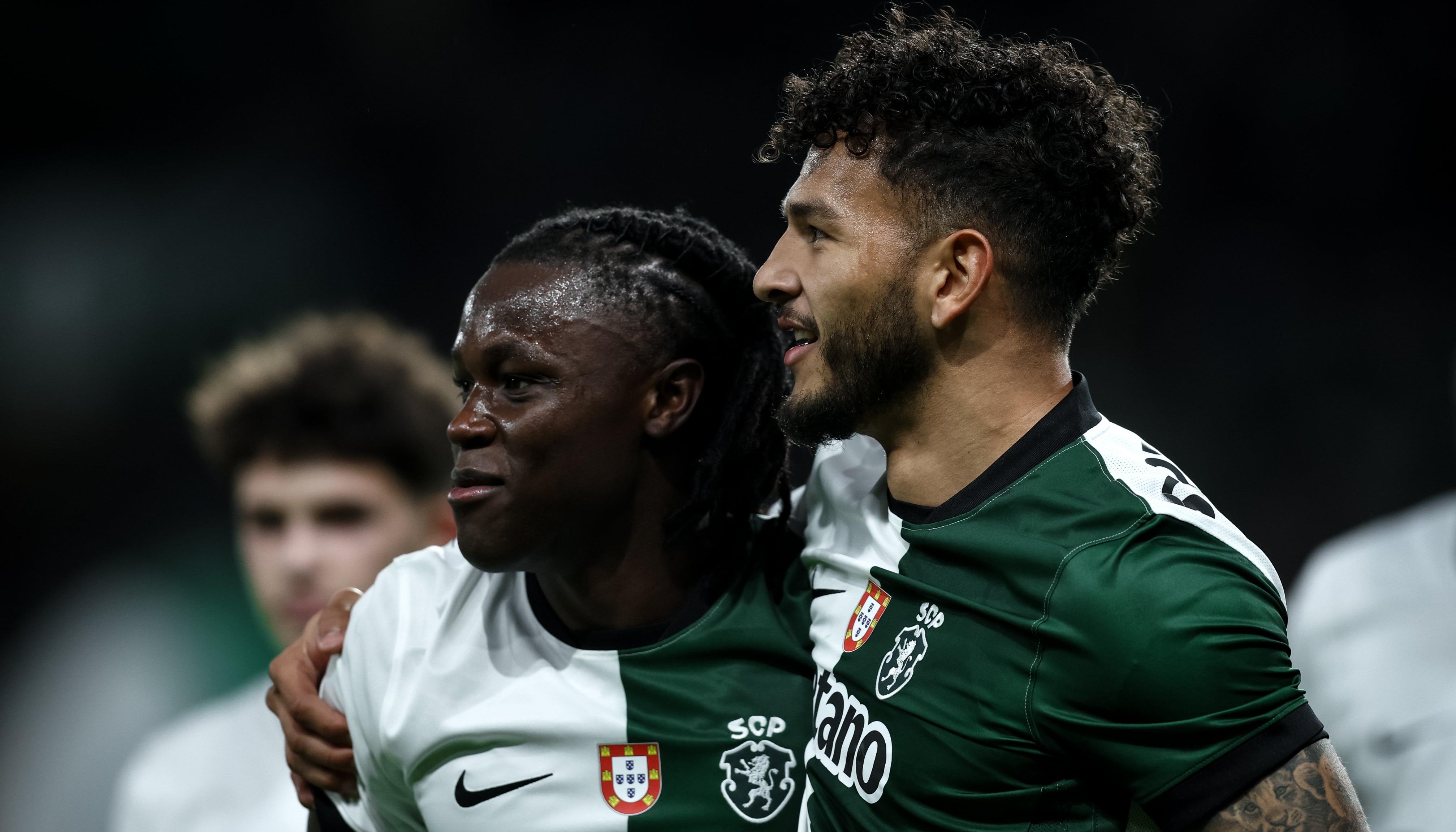 Luis Javier Suárez celebrando su gol con Geovany Quenda.