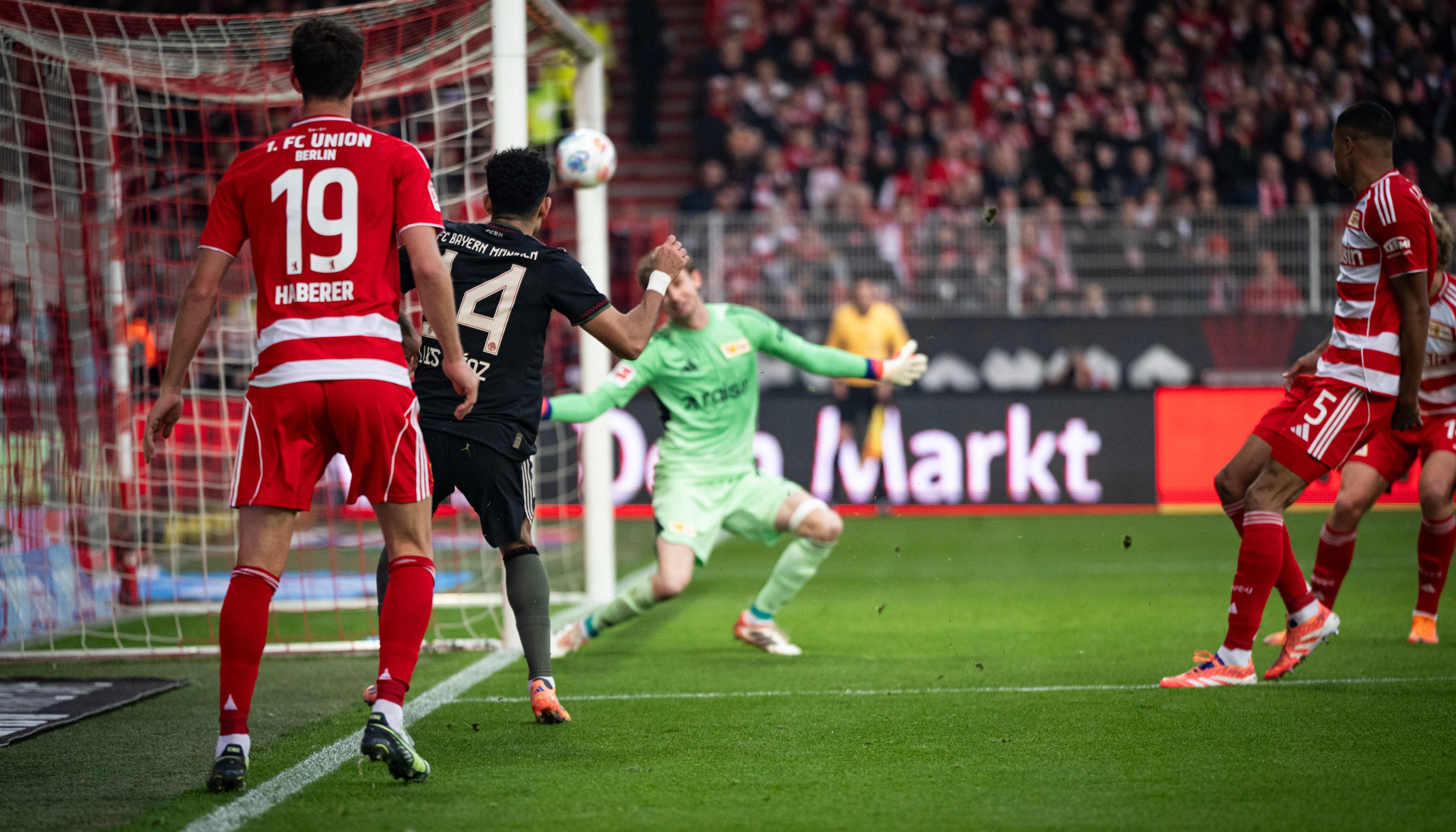 Momento del golazo de Luis Díaz.