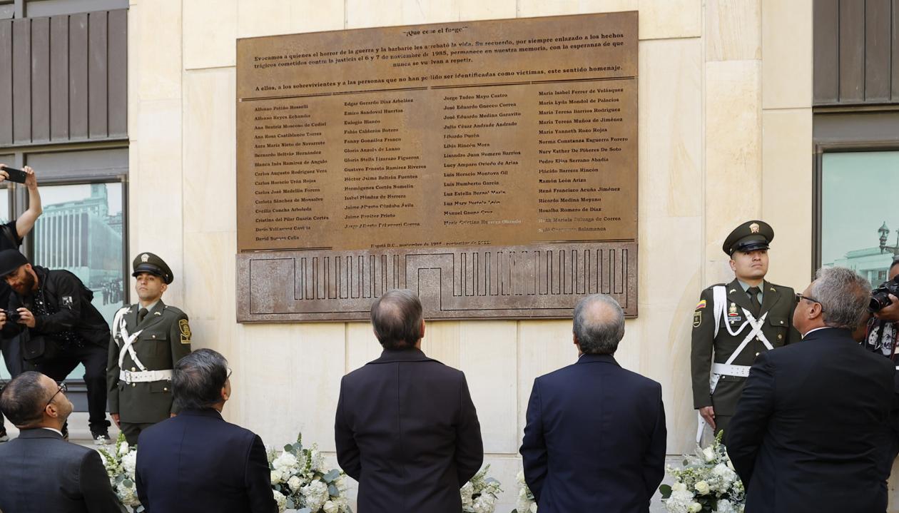 Los presidente de las altas cortes observando los nombres de las víctimas.