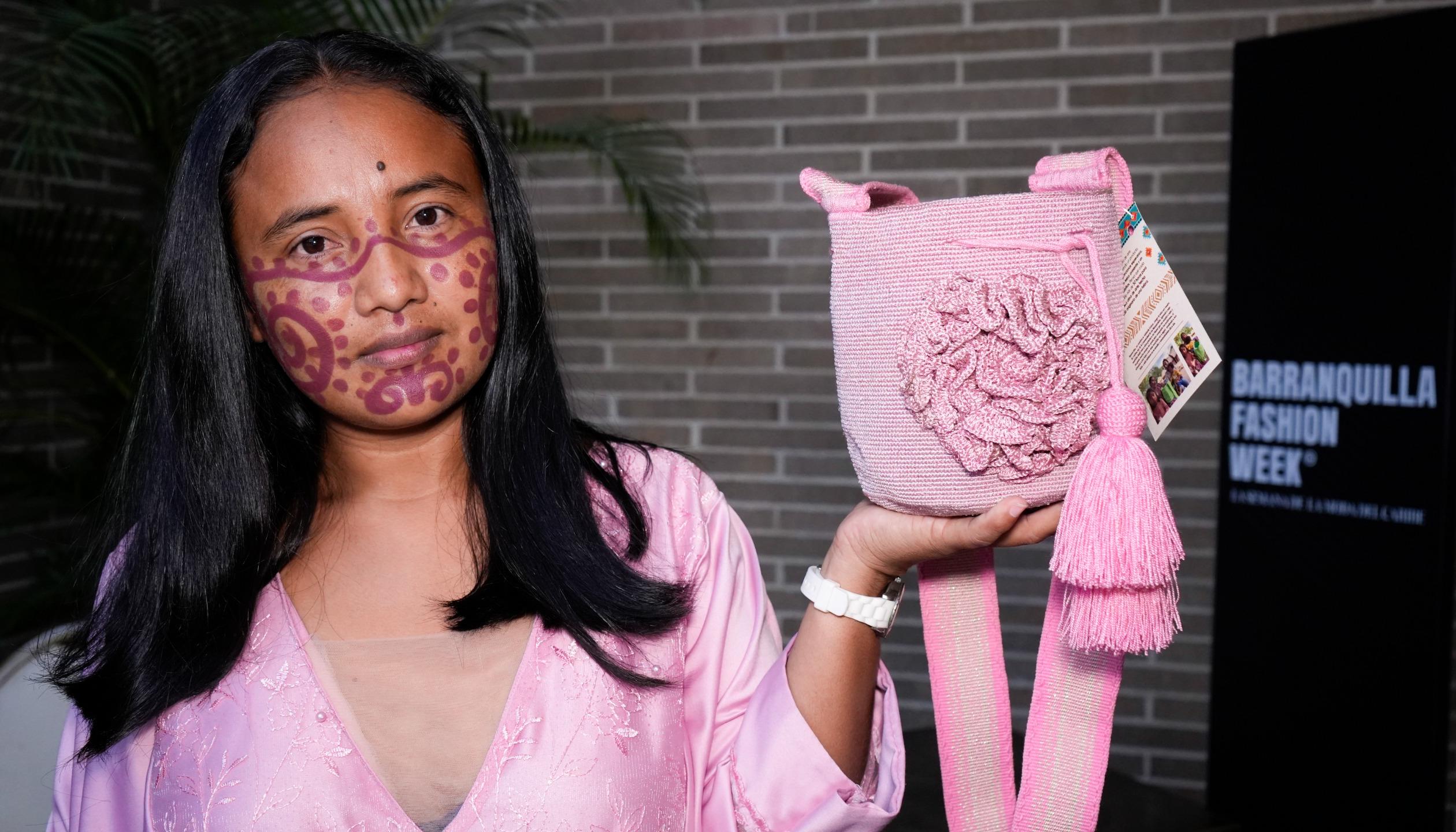 Indígena Wayúu con sus mochilas.