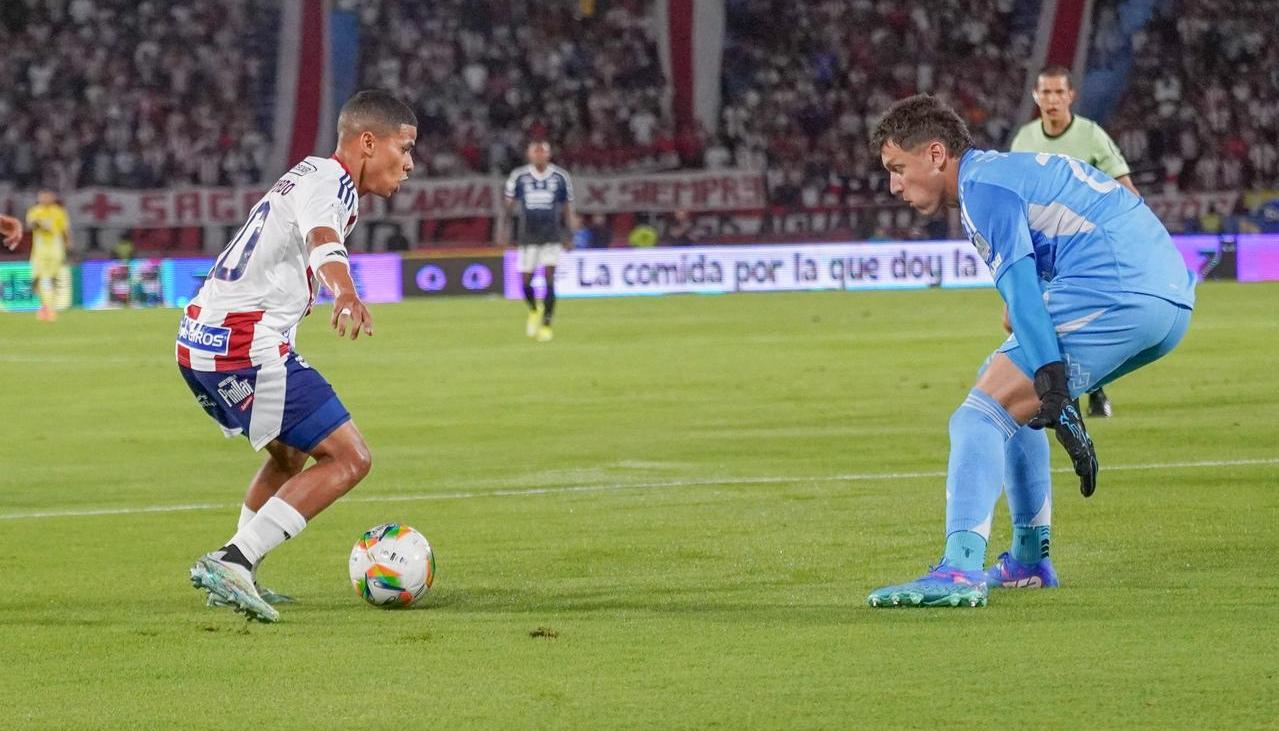 José Enamorado encarando a Aguerre.