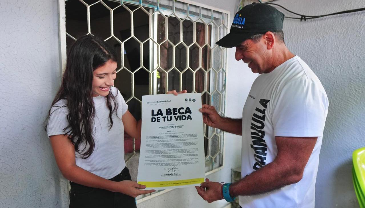 El Alcalde Char con una de las beneficiarias.