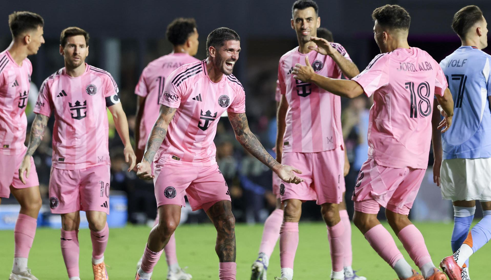 Lionel Messi celebra con sus compañeros el tíquete a la final. 