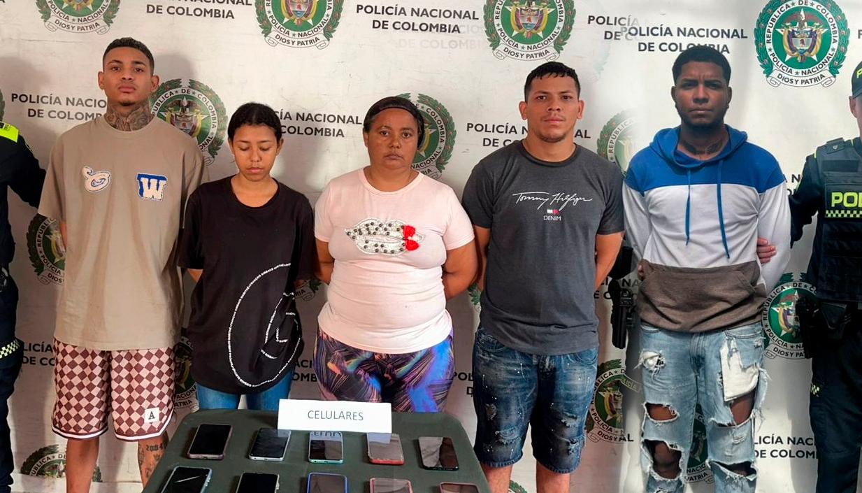 Los cinco capturados durante los operativos en Soledad y Bogotá. 