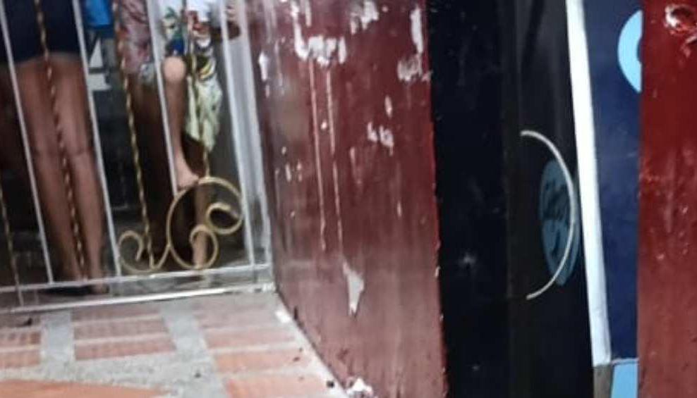 El domiciliario fue baleado en la parte externa de la tienda. 