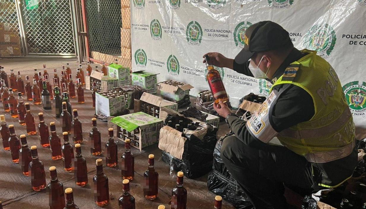 Licor de contrabando incautado por la Policía. 