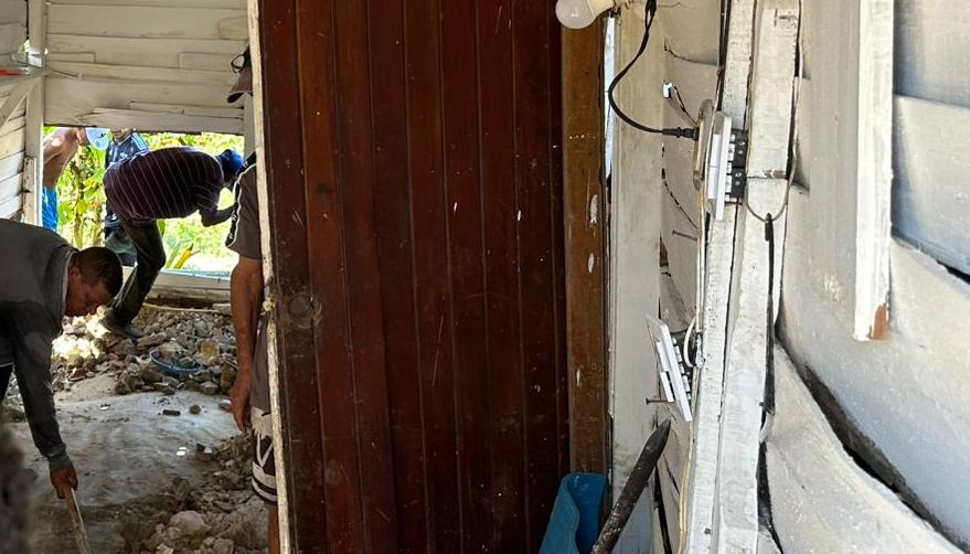 Agentes del CTI cavando dentro de la vivienda. 