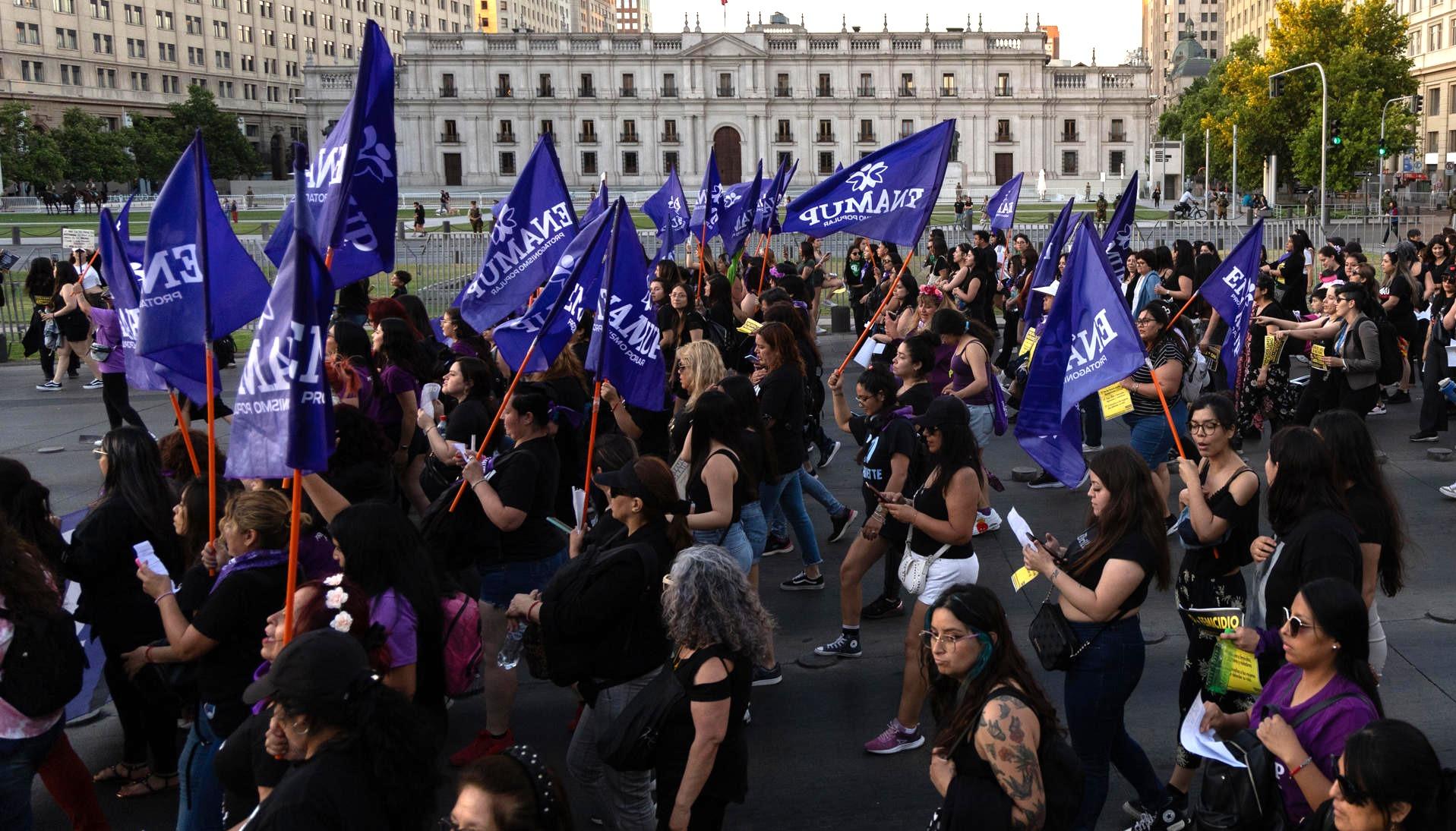 Mujeres durante una manifestación en el Día Internacional de la Eliminación de la Violencia contra la Mujer en Santiago.