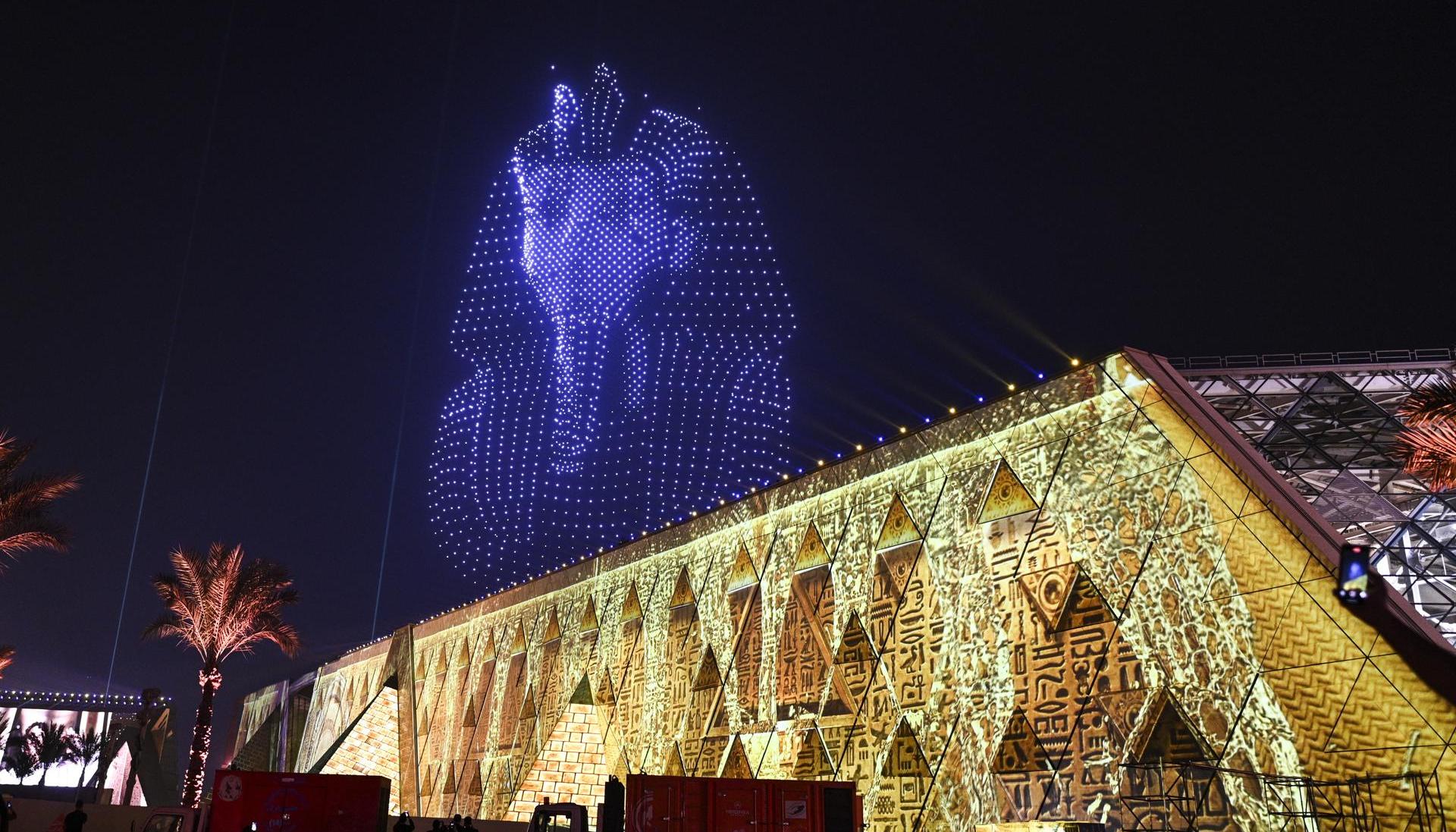 Imagen creada por drones de la máscara de Tutankamón como parte de los actos de inauguración del Gran Museo.