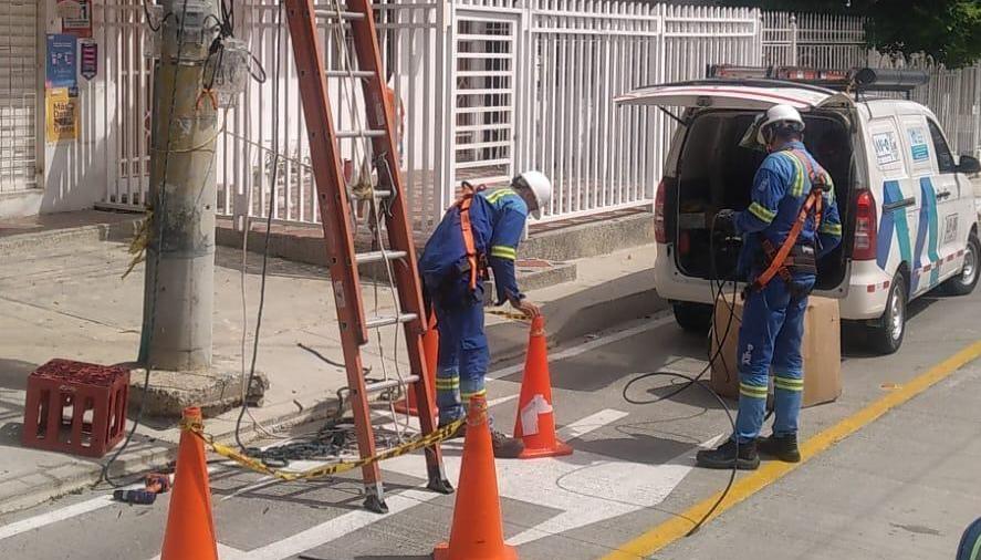 Operarios de Air-e, en trabajos de mantenimiento.