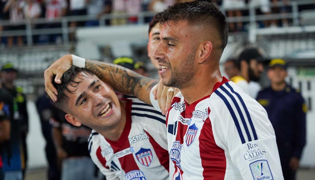 Paiva celebrando el gol con Rodríguez.