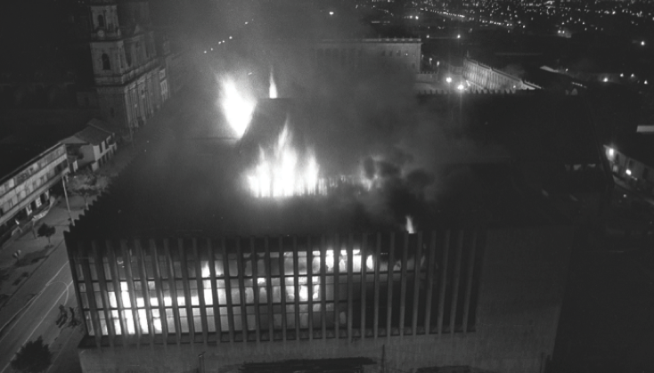 Palacio de Justicia incendiado.