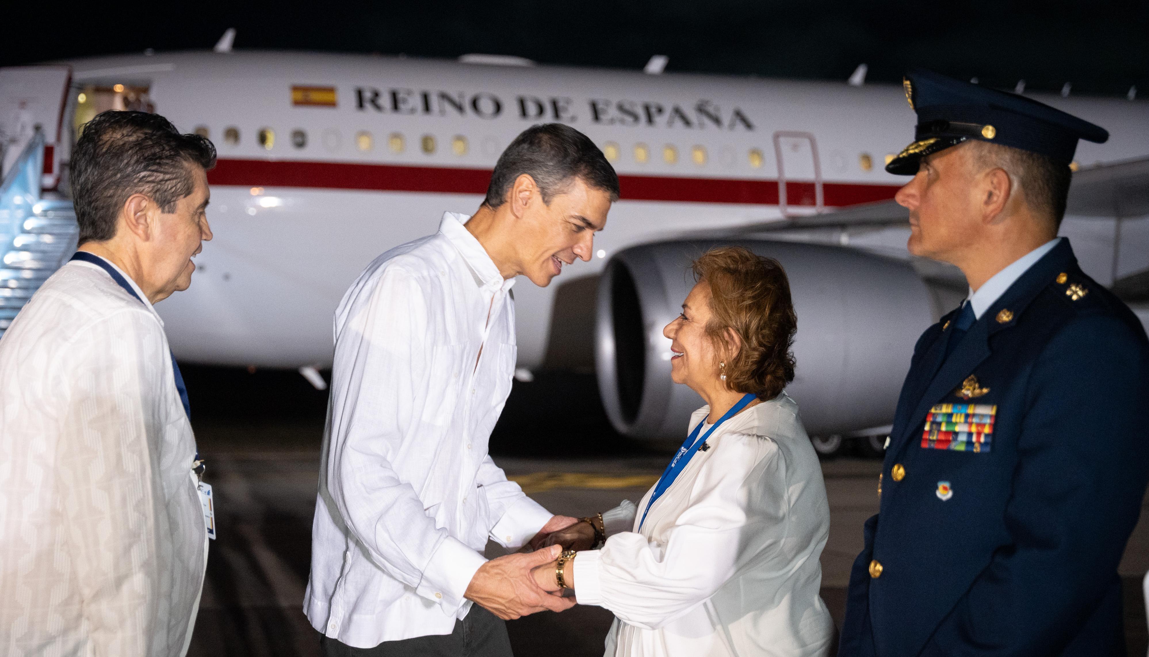 Pedro Sánchez con la canciller Rosa Villavicencio en el aeropuerto Simón Bolívar de Santa Marta. 