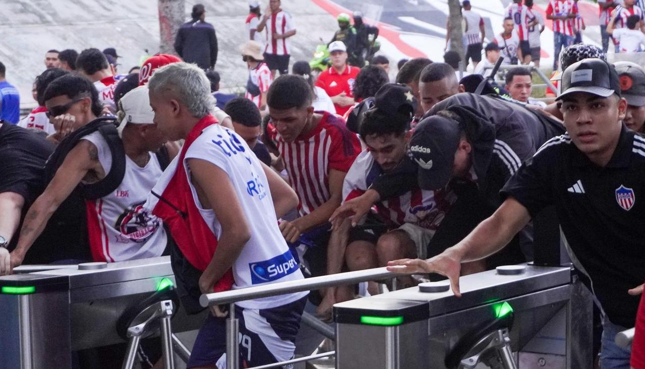 Personas volándose los torniquetes.