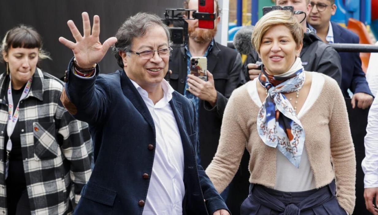 Petro y Verónica Alcocer.