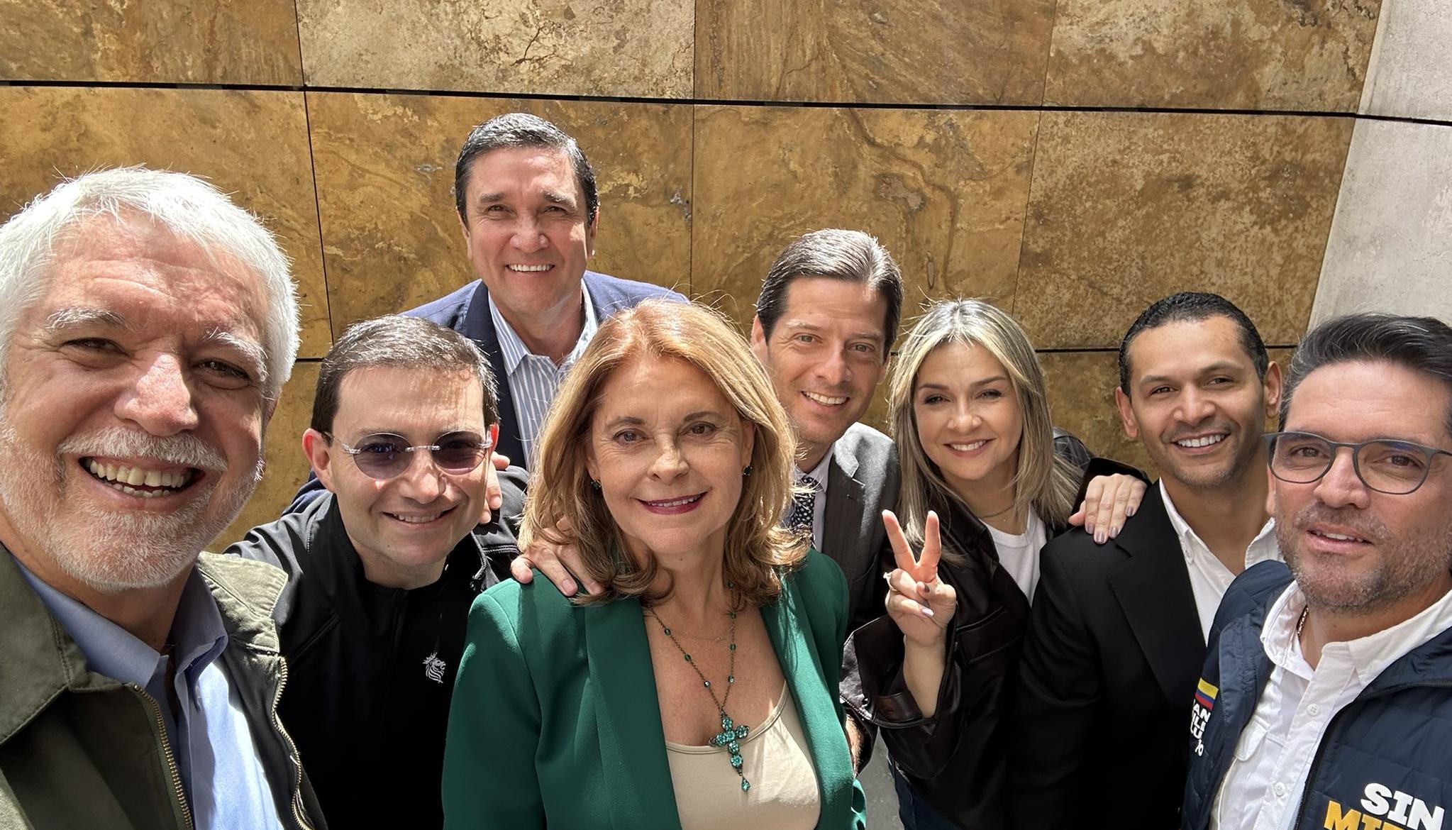 Enrique Peñalosa, Felipe Córdoba, Juan Carlos Cárdenas, Marta Lucía Ramírez, Mauricio Gómez, Vicky Dávila, Daniel Palacios y Juan Guillermo Zuluaga.