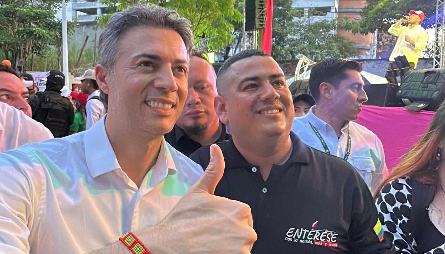 El precandidato presidencial Daniel Quintero Calle (izquierda).