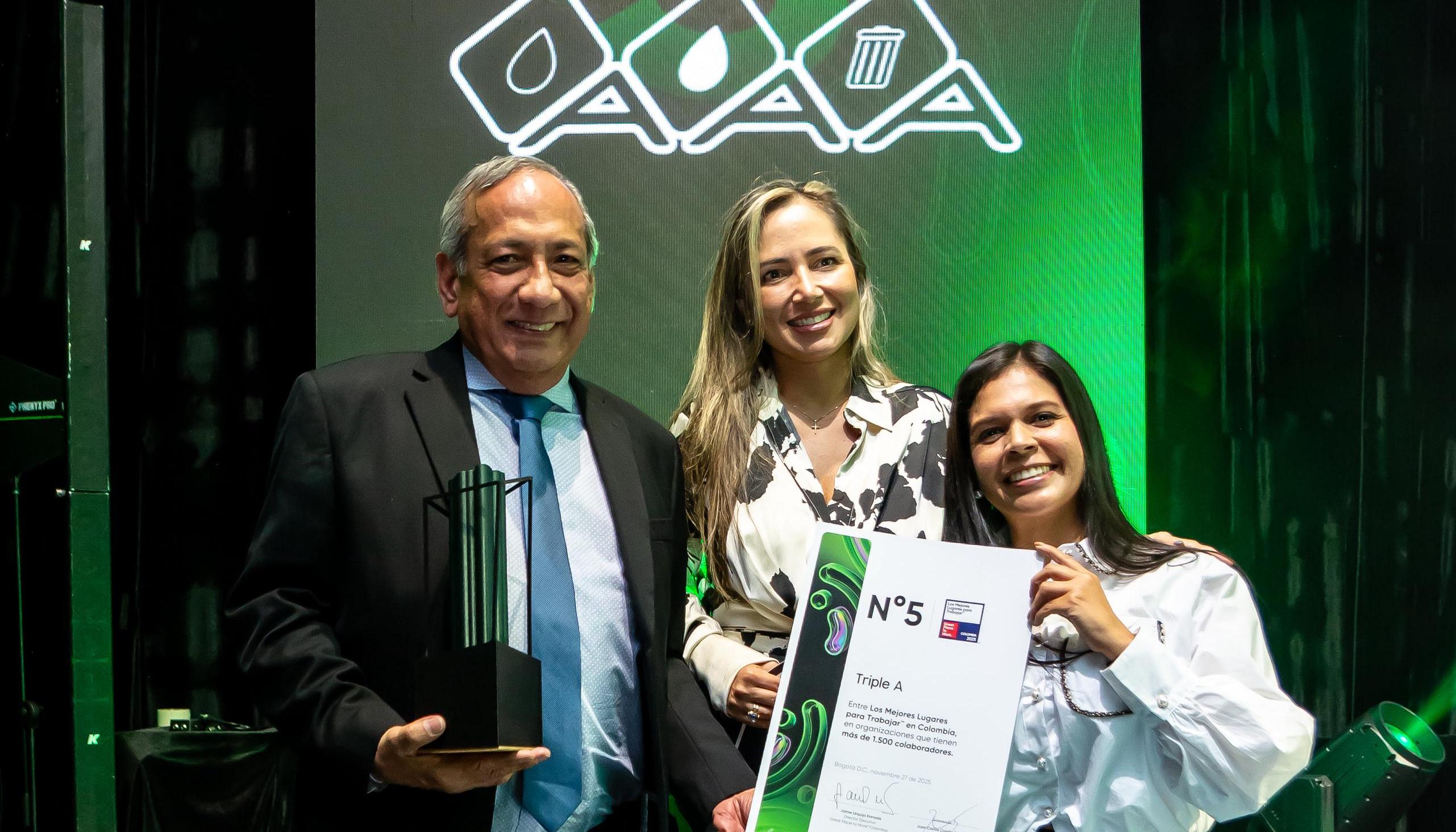 Ramón Hemer, gerente general de Triple A, con el reconocimiento.