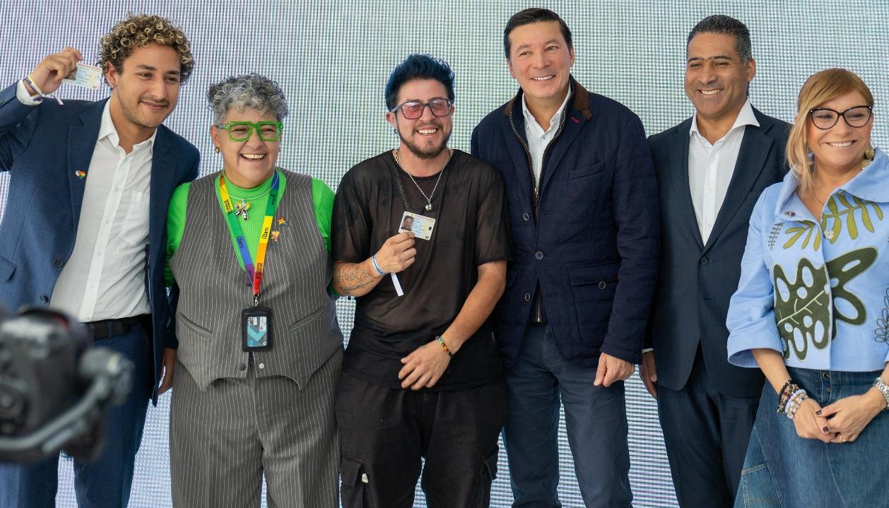 El Registrador Hernán Penagos con varios miembros de la comunidad LGTBI.