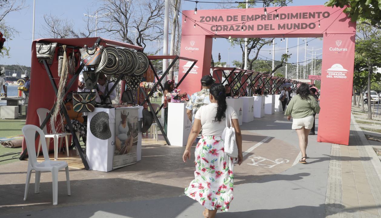 Personas recorren el Camellón de la Bahía este viernes en Santa Marta.