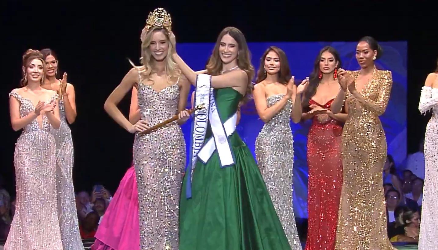 Momento en que recibió la corona María Antonia Mosquera Carvajal.